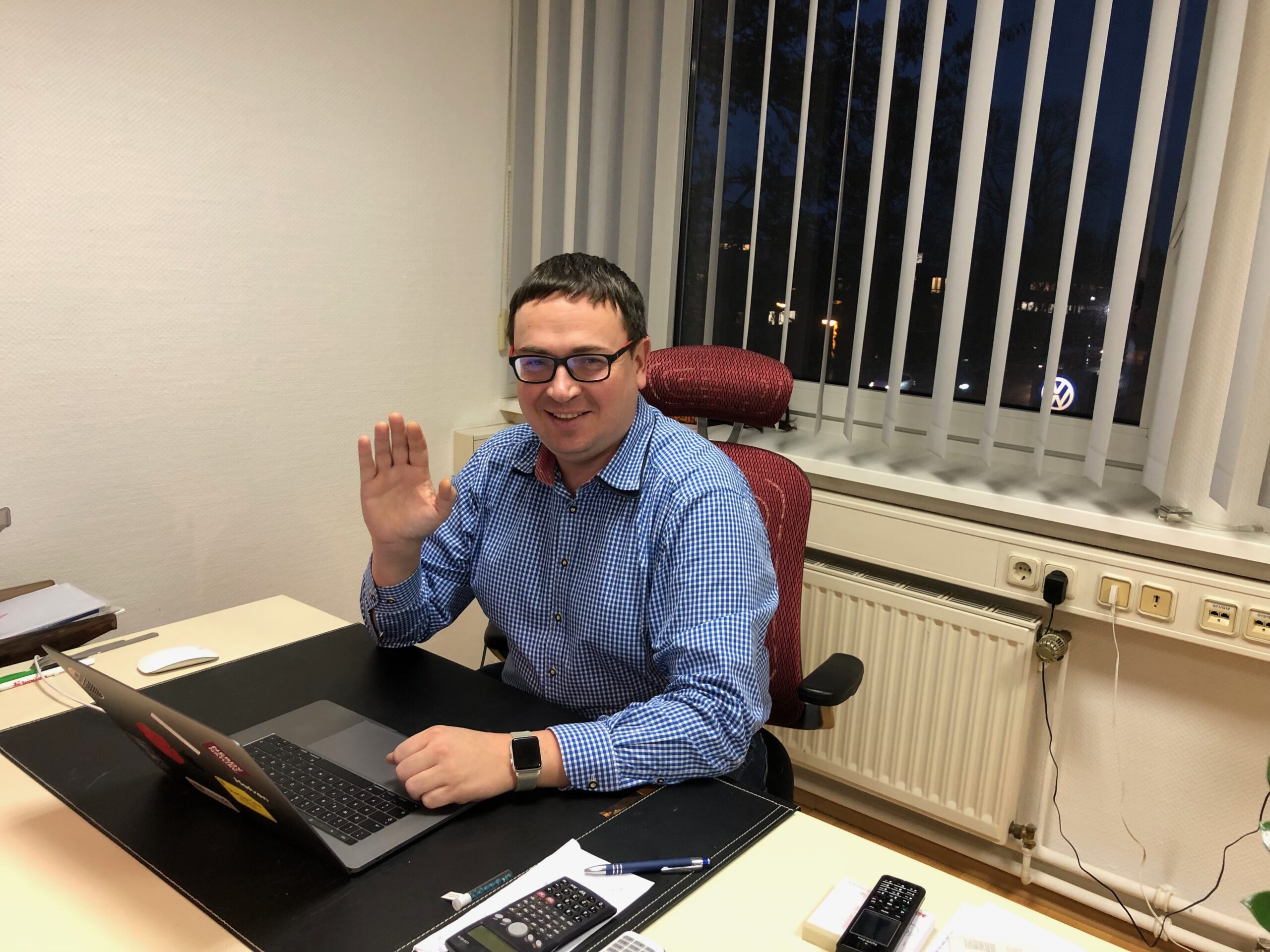 SEO Experte arbeitet am Laptop im Büro