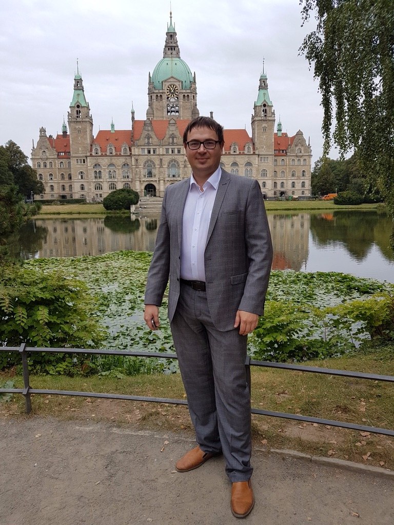 Dmytro Nechepurenko, KI-Berater und SEO-Experte vor dem Rathaus Hannover