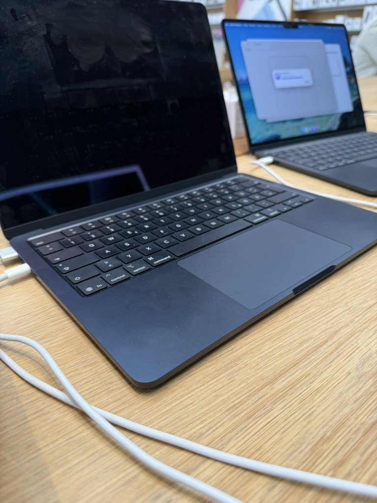 KI-Tools für Selbstständige und Unternehmer KI-Tools auf dem MacBook – moderne Arbeitswerkzeuge